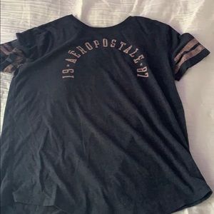 a navy blue t- shirt